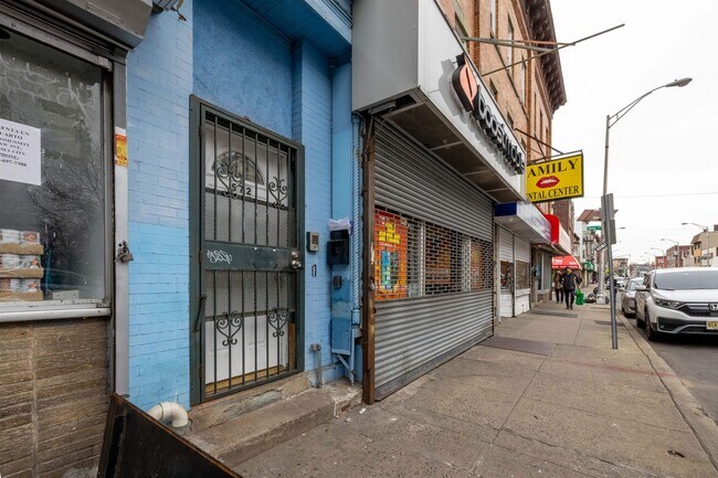 Building Photo - 572 West Side Ave