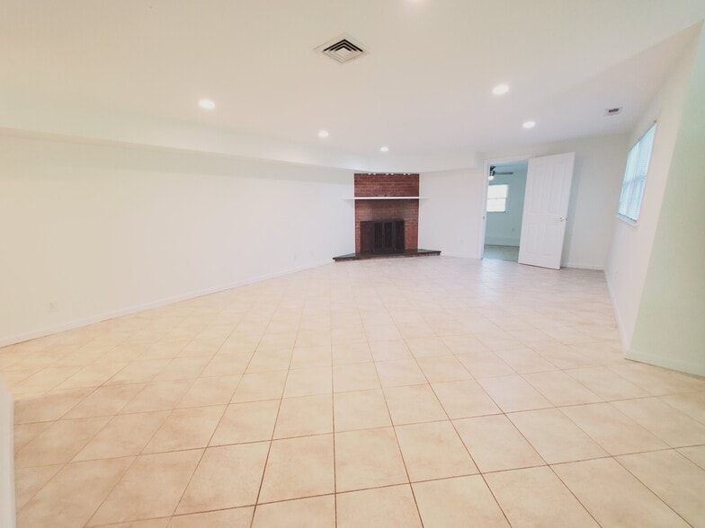 Building Photo - 74 Coventry Rd