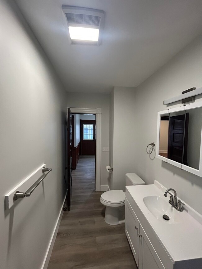 Building Photo - 6 1/2 Holmes St