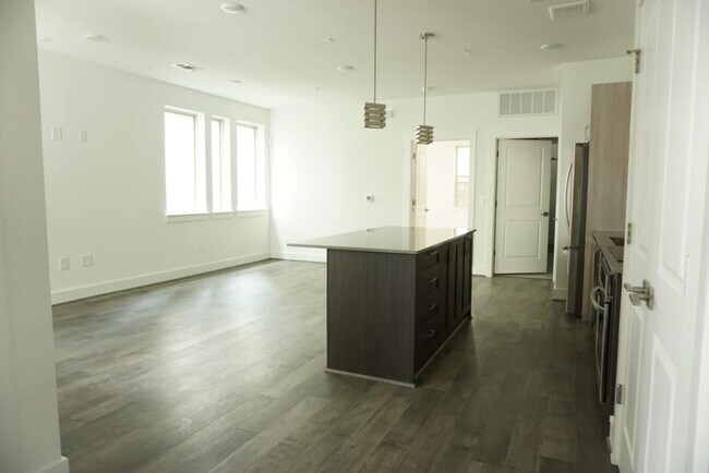 Building Photo - 4819 Caroline St