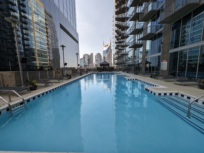 Enjoy the pool and views - 301 Demonbreun St