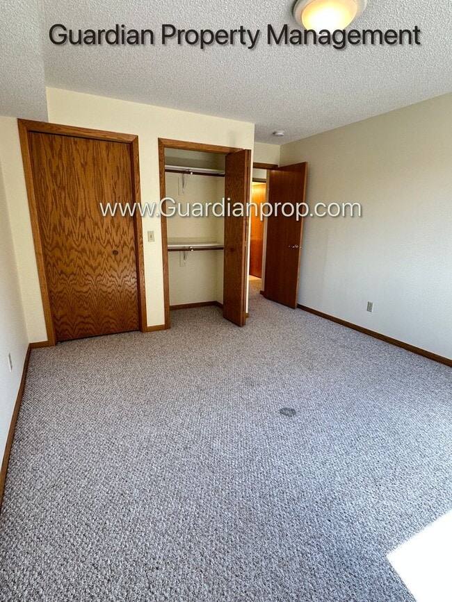 Building Photo - Richfield 2nd Floor Apartment, Very Spacio...