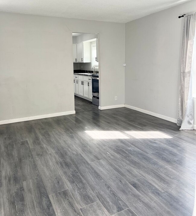 Building Photo - FREE SEPTEMBER RENT Your deposit moves you...
