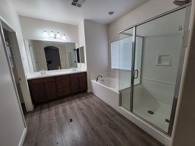 Building Photo - 5815 Pearl Ridge Dr