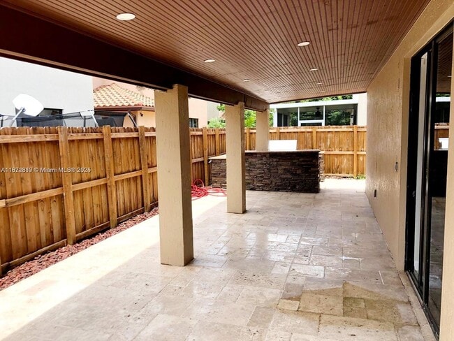 Building Photo - 570 SE 34th Ave