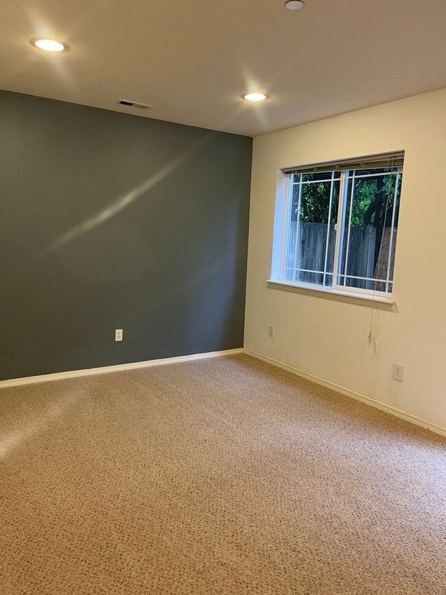 Building Photo - Spacious 2-Bedroom, 2-bathroom Townhome in...