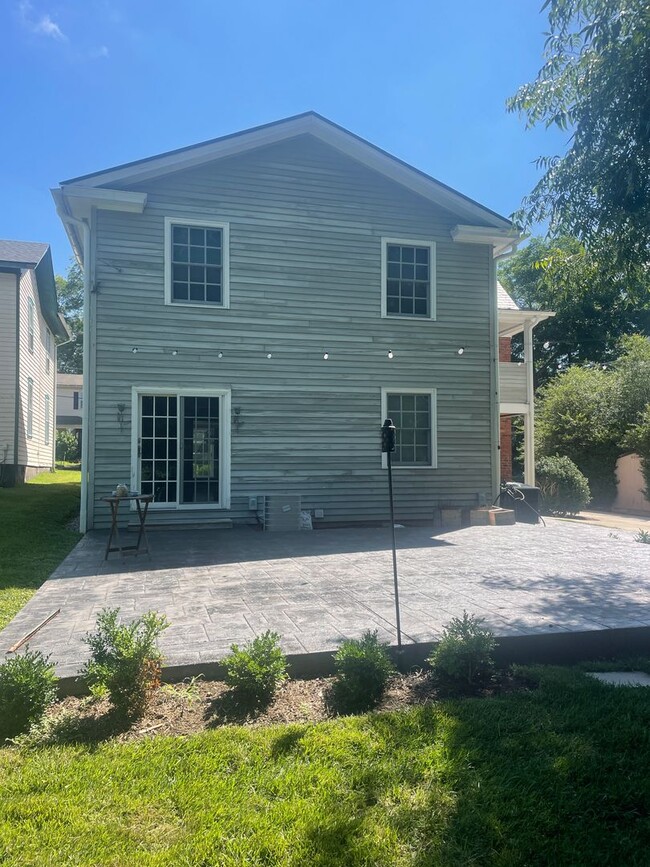 Building Photo - Gorgeous 2 story home in the historic Poin...