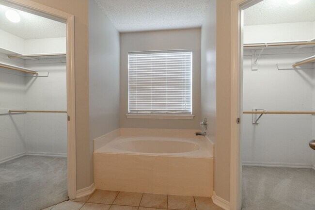 Building Photo - 3 Bedroom 2 Bath Beautiful West Fayetteville home!! Great Location, Great yard!!