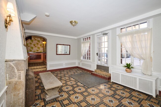 Building Photo - 1112 Grove St