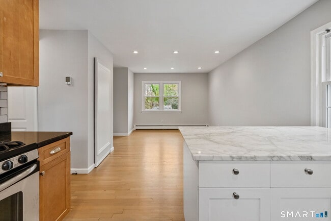 Building Photo - 5 River St