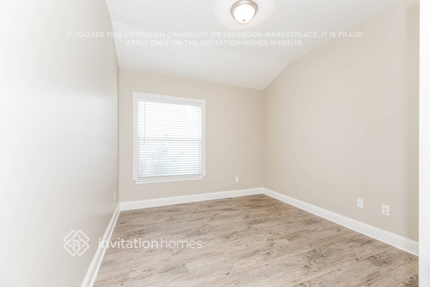 Building Photo - 14857 Falling Waters Dr