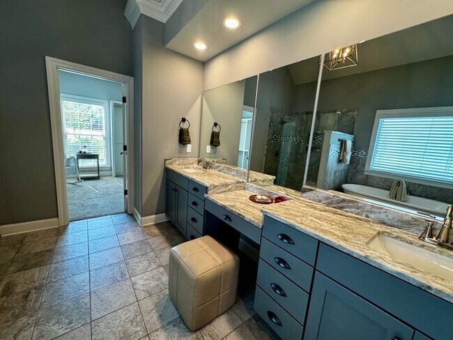 Building Photo - Spacious and luxurious with bonus room