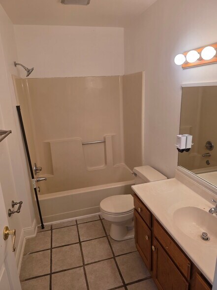 Building Photo - 131 Freedom Ct