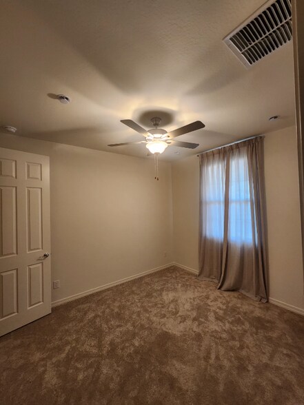 Building Photo - 5525 W Mauna Loa Ln