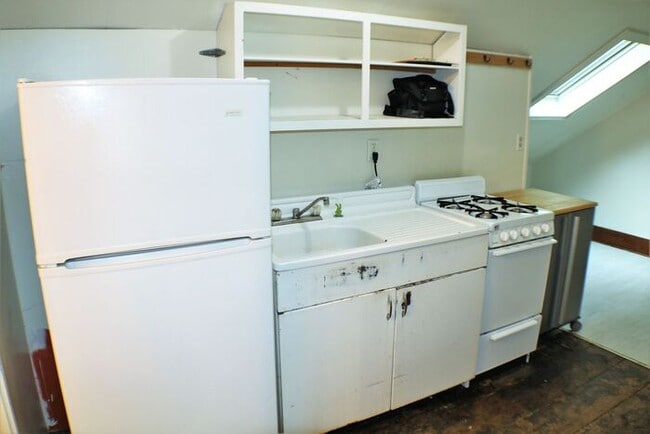 Building Photo - $1,300 | 1 Bedroom + Bonus Room, 1 Bathroom 2nd Floor Apartment | Pet Friendly* | Available for A...