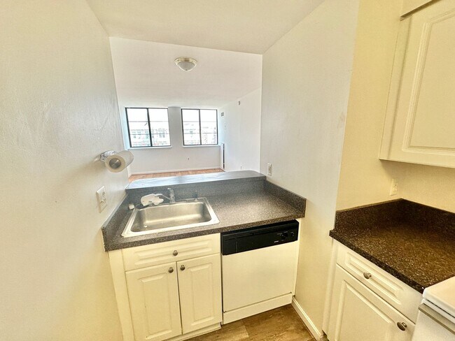 Building Photo - FREE RENT! Fantastic 1 Bed with Den/Office/Additional Sleeping area! Conveniently located near Du...