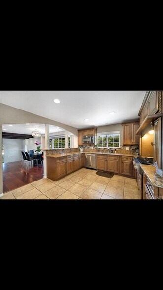 Building Photo - 2950 S Bentley Ave
