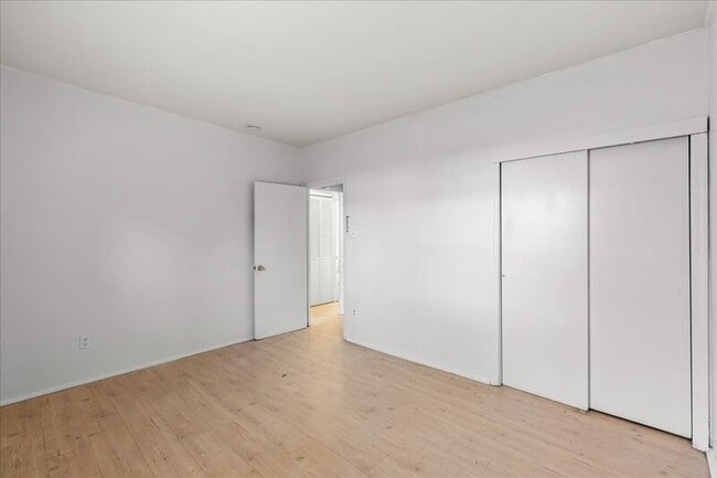 Building Photo - 28 Crescent Dr