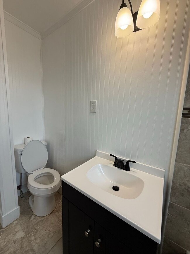 Building Photo - Newly remodeled 1 bedroom, 1 bath duplex.