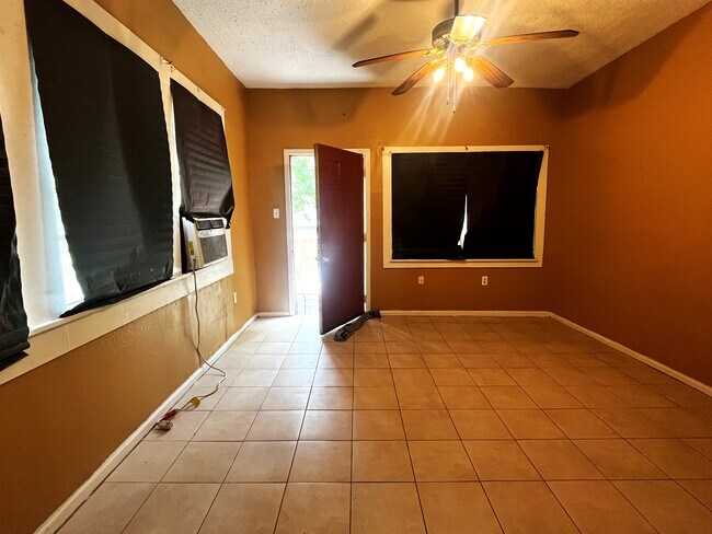 Building Photo - 2331 Saint Anthony St