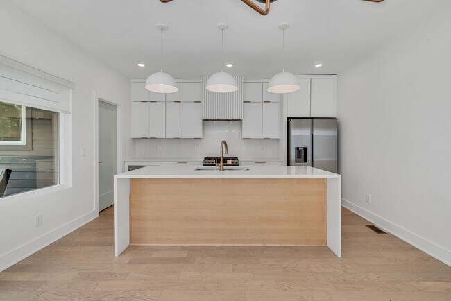 Building Photo - 904 Cahal Ave