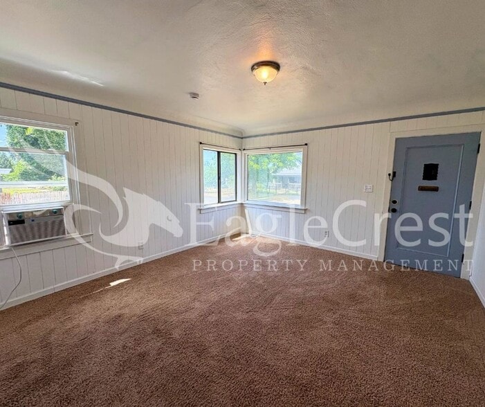 Building Photo - Charming 2-Bedroom Home with Modern Finishes & Open Yard
