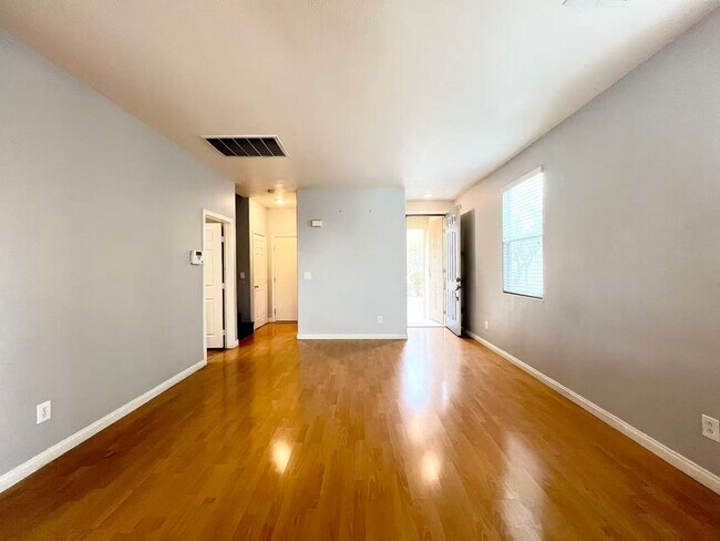 Building Photo - Nice 2 story house