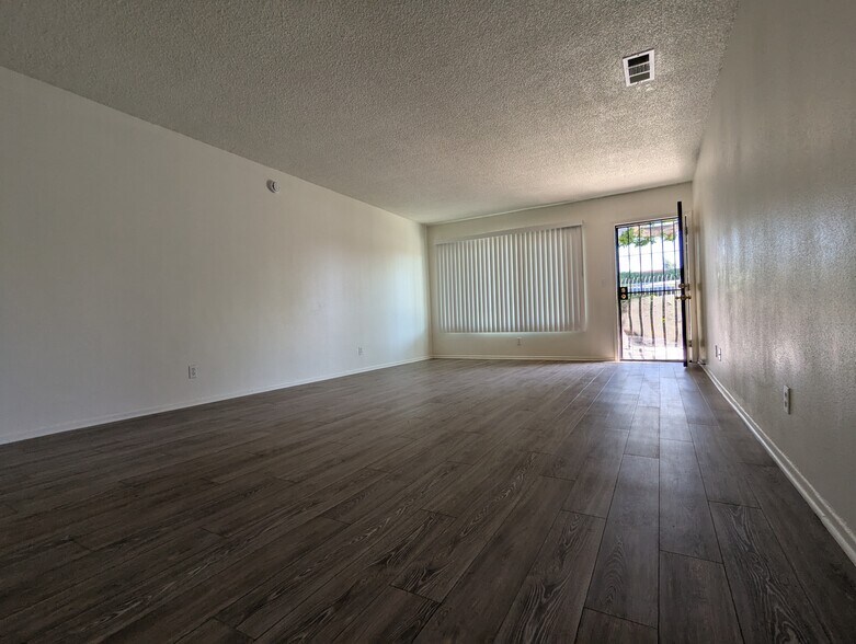 Primary Photo - Wilshire Crest Apartments