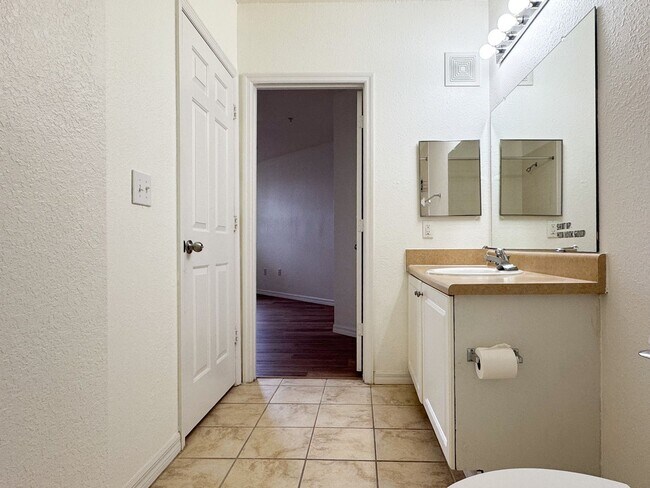 Building Photo - Spacious 1 bedroom overlooking pool at The Registry!