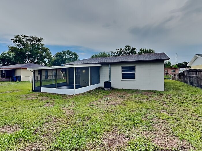 Building Photo - 8511 Fish Lake Rd