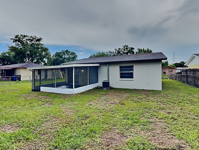 Building Photo - Charming 3-Bed Home Available Now!!