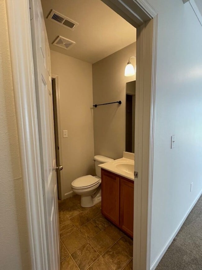 Building Photo - Single Story - 3 bedrooms, 2 baths, spacio...