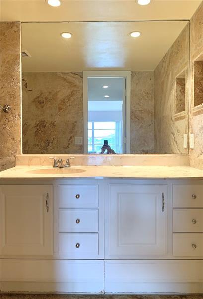 Building Photo - 2950 N Palm Aire Dr