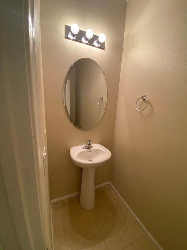 Building Photo - Wonderful 4 bed/2.5 bath home located in the NW area of Las Vegas