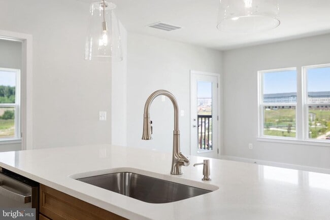 Building Photo - 1611 POTOMAC SHORES Pky
