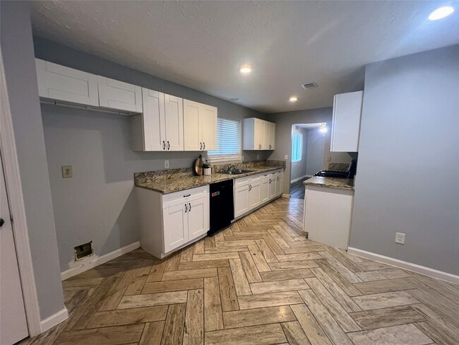Building Photo - 1202 Manorglen Dr