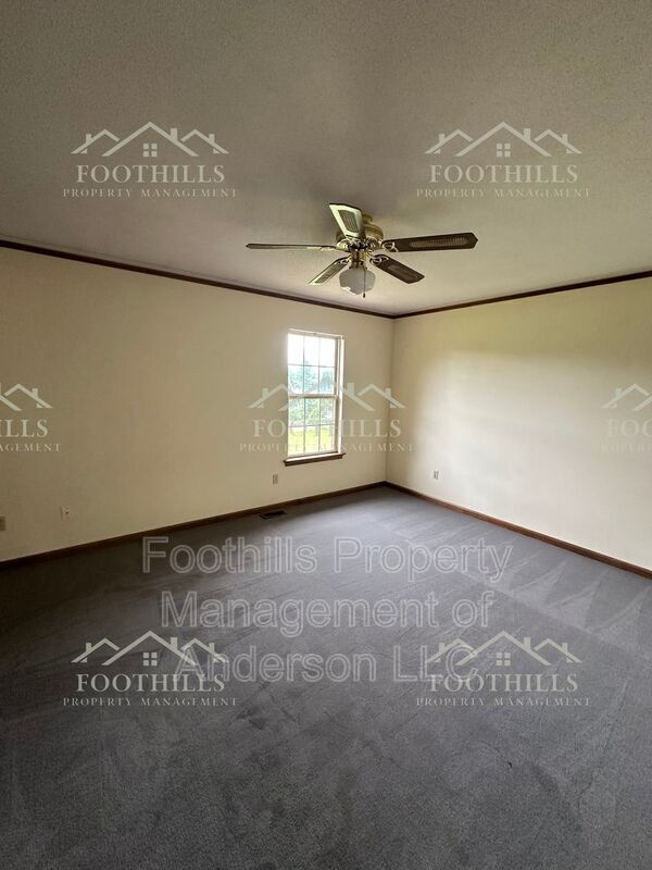 Building Photo - 415 Nelson Dr