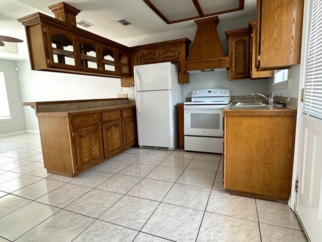 Building Photo - 2300 N Erica St