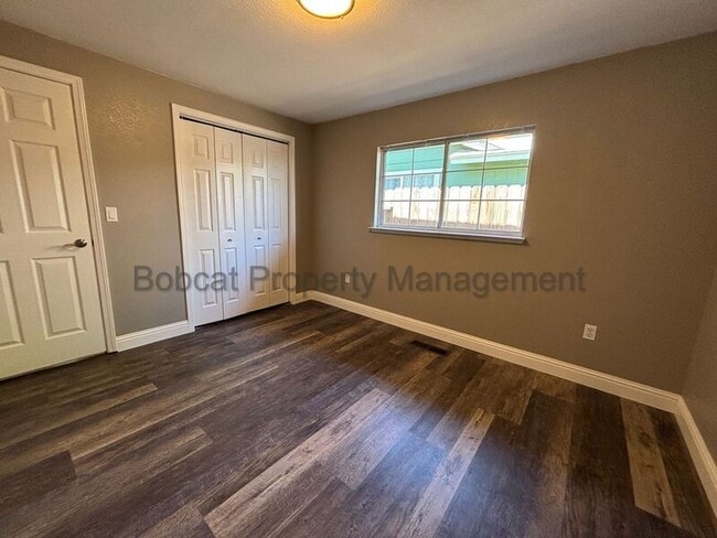 Building Photo - 2066 Southridge Ct