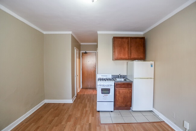 Building Photo - 1108 W Rosemont Ave