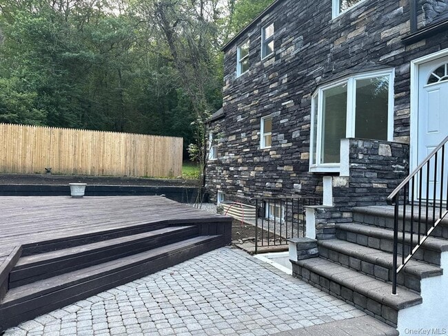 Building Photo - 18 Davis St