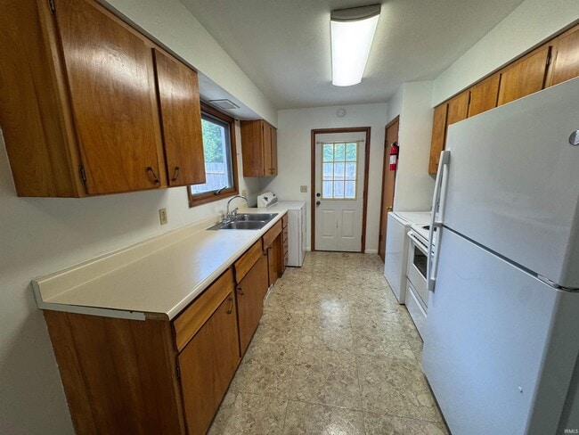 Building Photo - 1906 E Maxwell Ln