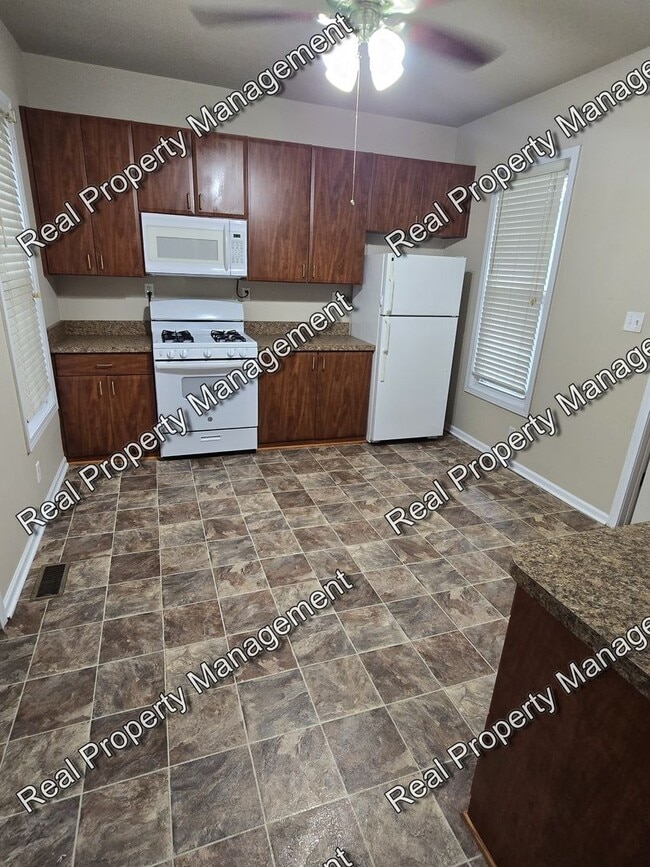 Building Photo - Three Bedroom with Oversized Garage