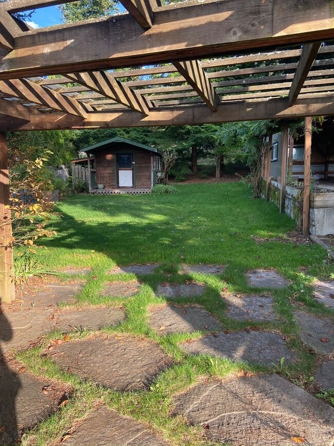 Building Photo - Classic Updated Home Near Whatcom Falls!