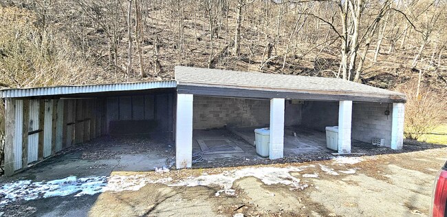 Building Photo - Spacious 4-Bedroom Home with 3-Car Garage, Deck & More!!