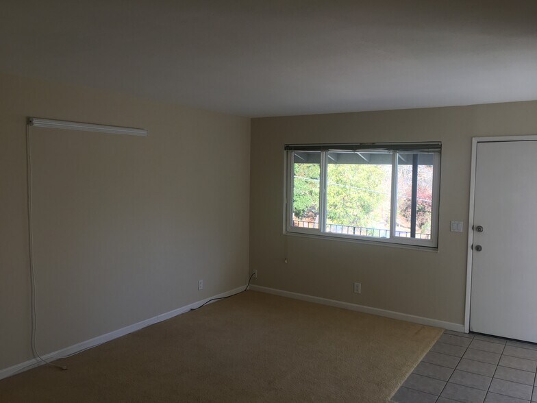 Building Photo - 2279 Cuadra Ct