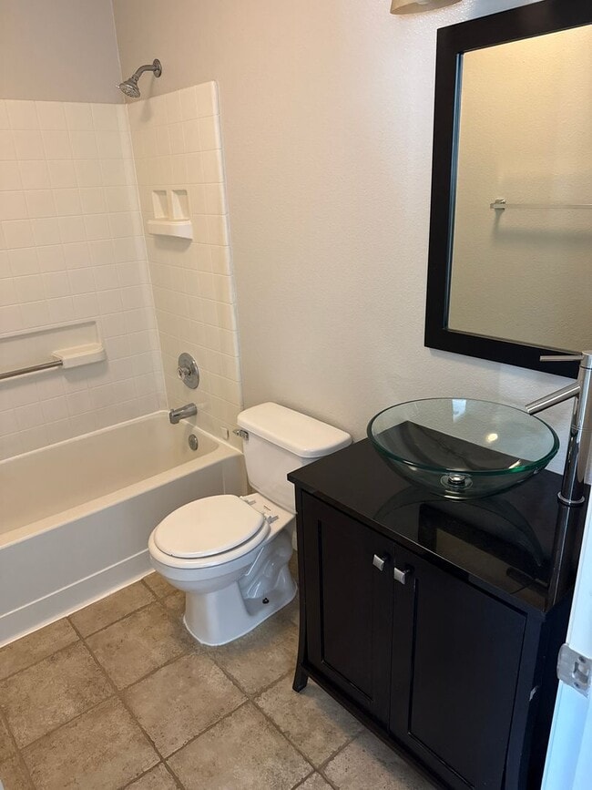 Building Photo - Great location