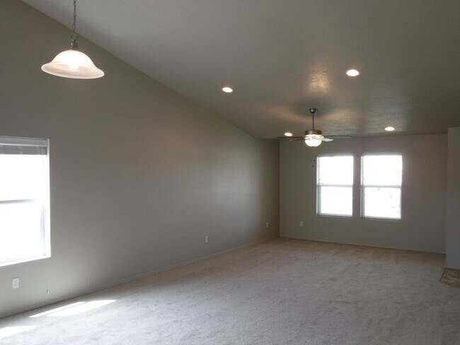 Building Photo - Beautiful new 3 bed 2 bath home in a quiet Star neighborhood.
