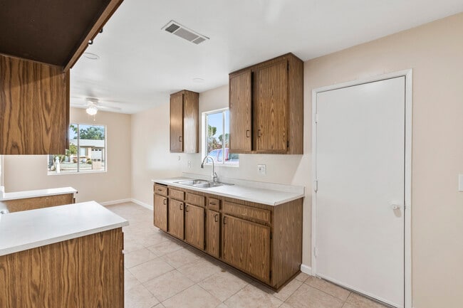 Building Photo - 1992 W Oakland Ave