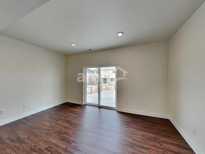 Building Photo - 3939 Ryedale Wy